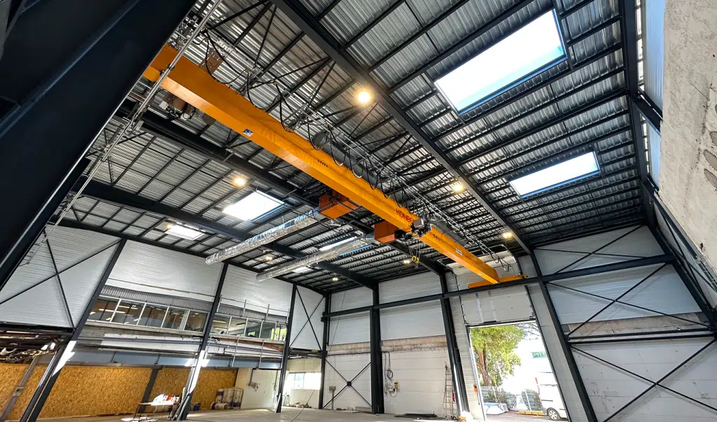 Charpente métallique d'un bâtiment industriel avec pont roulant, réalisée par Darver Solutions