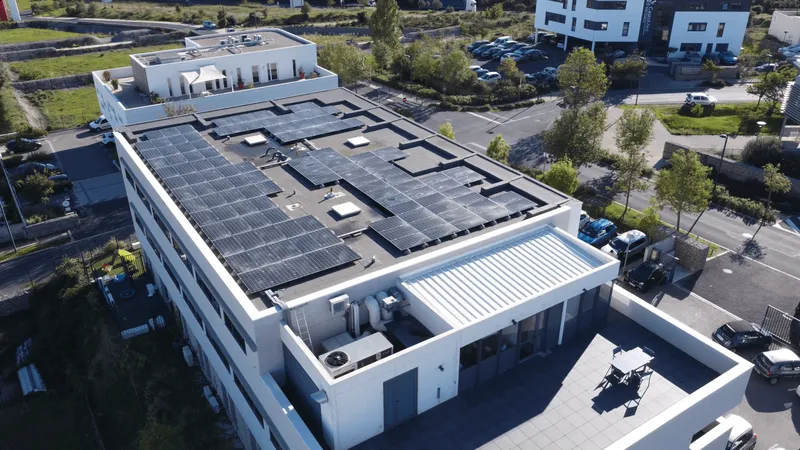 Vue aérienne du Banyan à Castries, siège de Darver Groupe équipé de panneaux solaires